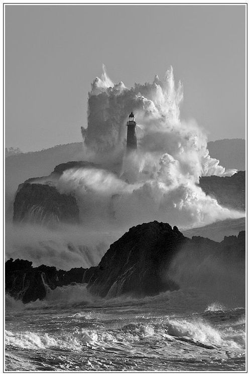 Photo:  Lighthouse wave 2